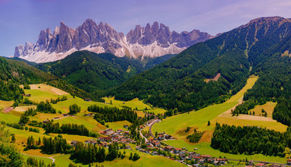 Sommerlandschaft mit Sicht auf die Alpen